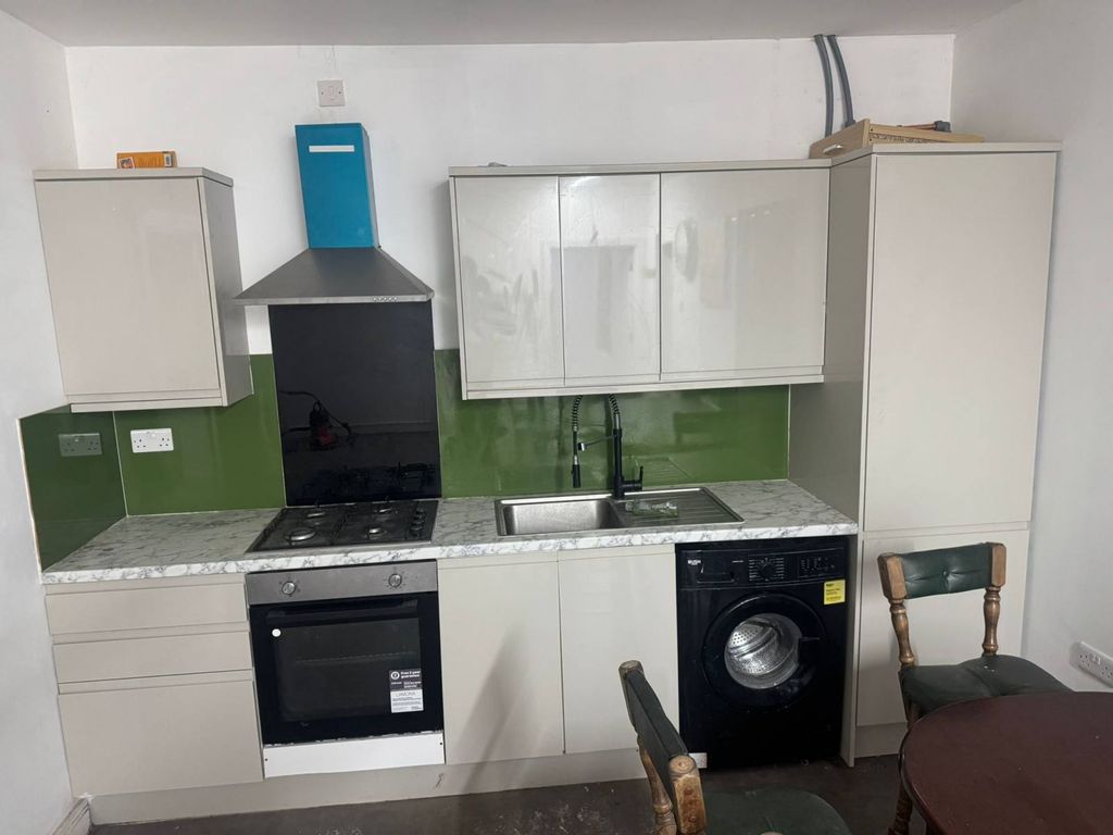 Property photo 1 of 6 Two Bedroom Annex Flat - Â£1400 Inclusive Bills