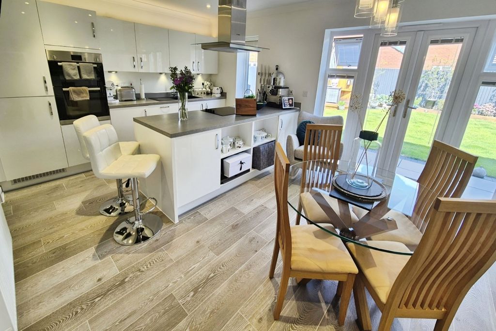 Property photo 3 of 21 Kitchen/Dining Room