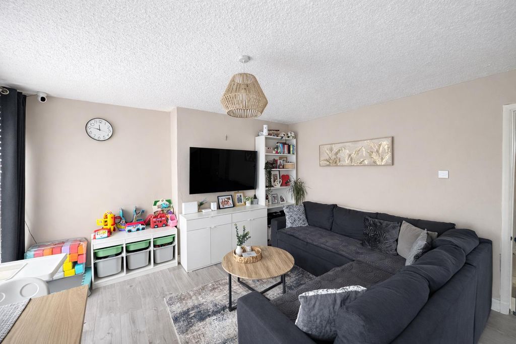 Property photo 1 of 8 Living Room