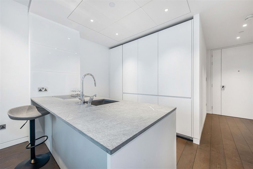 Property photo 3 of 11 Kitchen