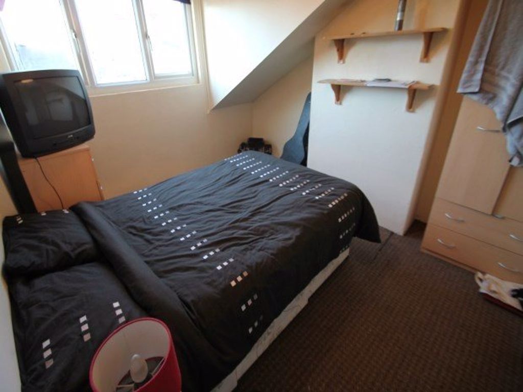 Property photo 3 of 10 Cozy Double Bedroom Featuring A Comfortable Double...
