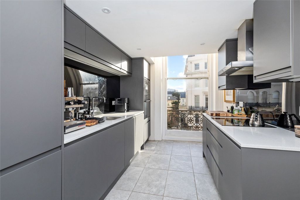 Property photo 3 of 13 Picture 4