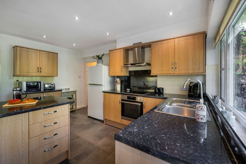 Property photo 3 of 16 Fitted Kitchen