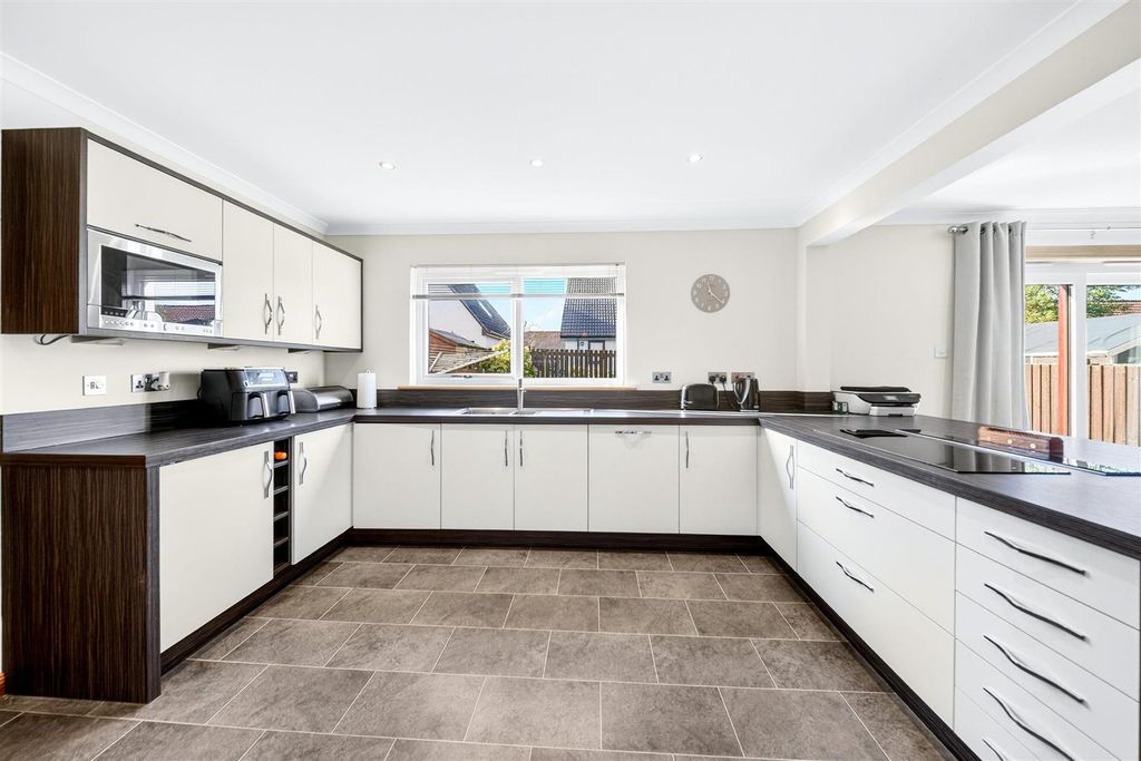 Property photo 3 of 11 Kitchen/Diner