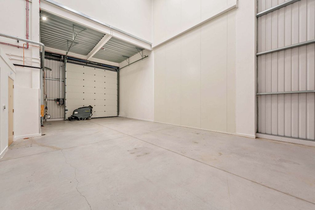 Property photo 3 of 15 8702290-Interior13-800
