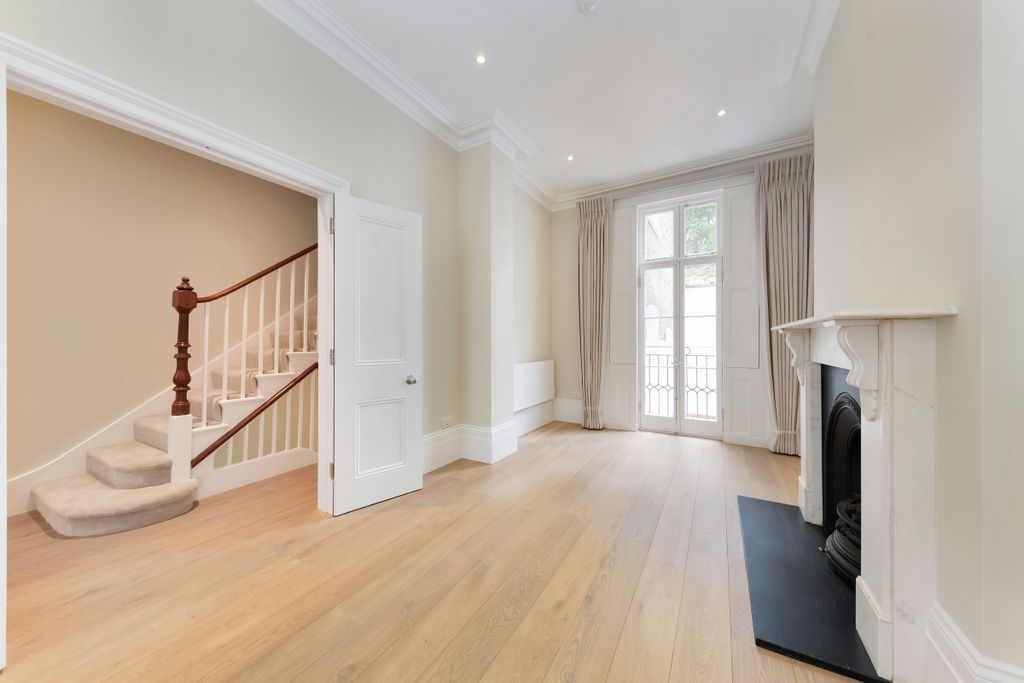 Property photo 2 of 24 Oakley Gardens