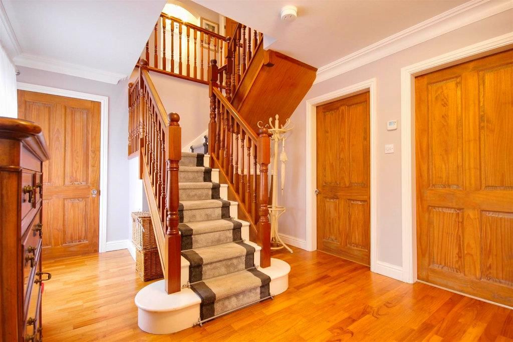 Property photo 2 of 18 Hallway_Lzn.Jpg