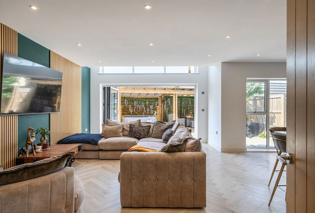 Property photo 3 of 30 1473323-12-6A2Fc2...