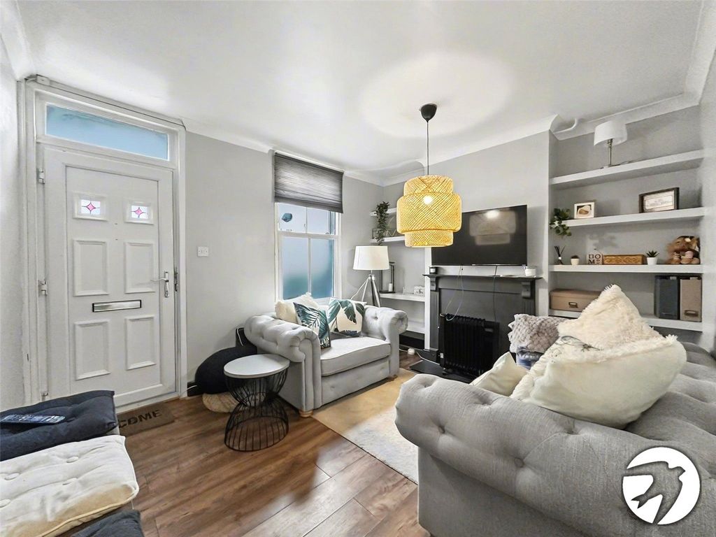 Property photo 3 of 10 Lounge