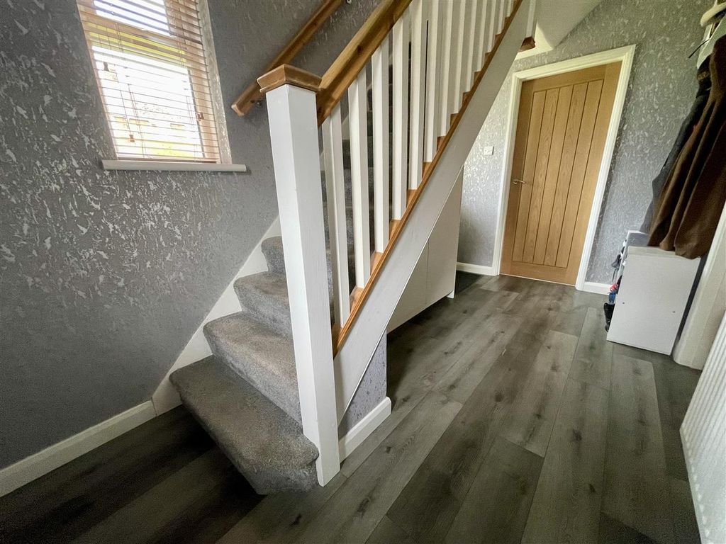 Property photo 2 of 14 Hallway