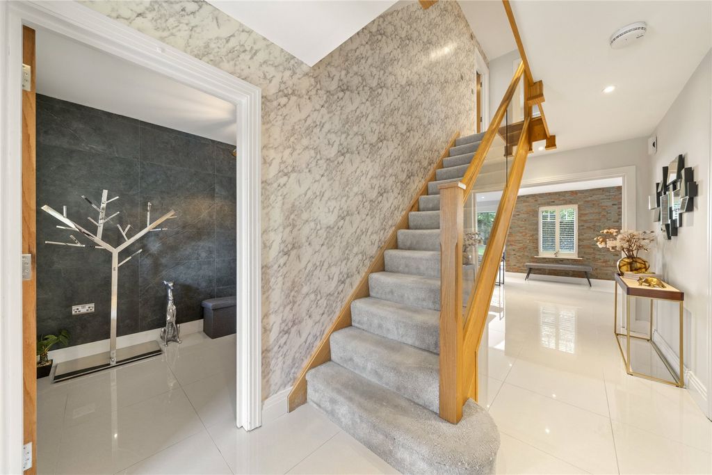 Property photo 2 of 12 Entrance Hall