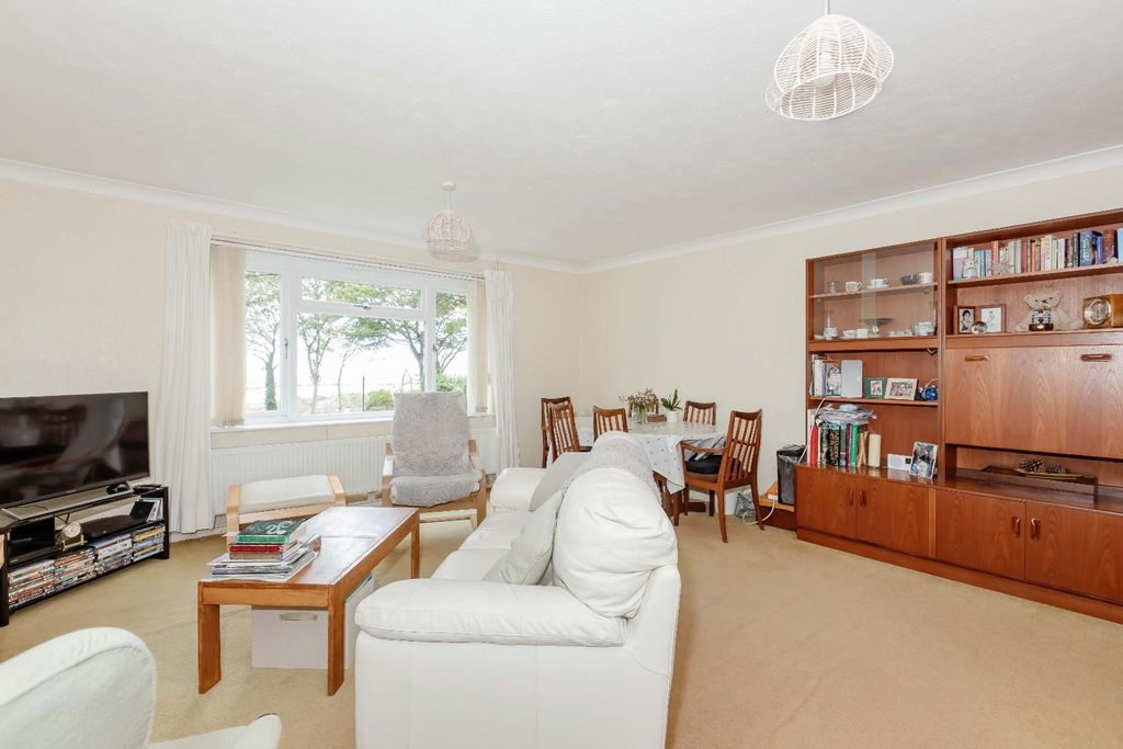 Property photo 3 of 22 Crescent Drive North_1.Jpg