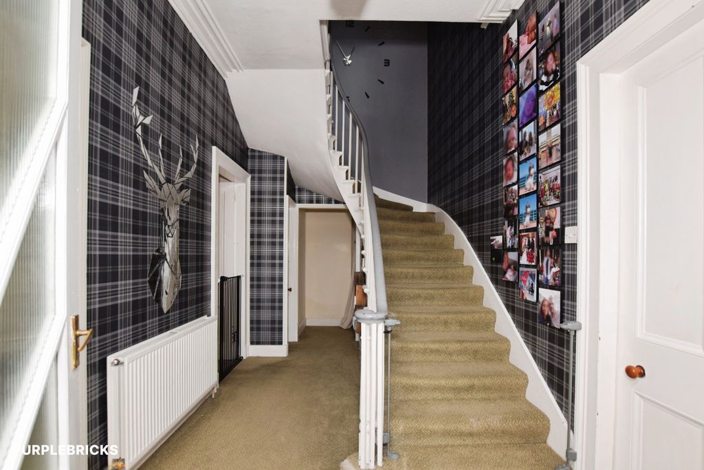 Property photo 3 of 50 Entrance Hall