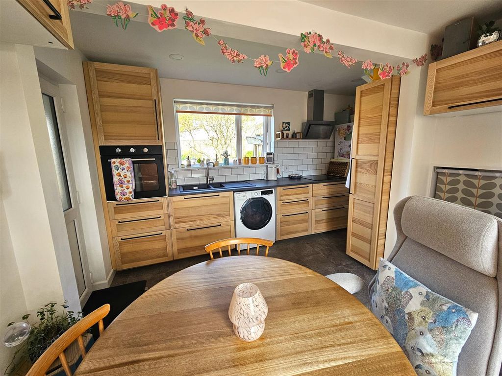 Property photo 3 of 17 Kitchen Diner.Jpg