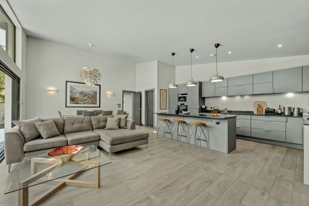 Property photo 3 of 21 Family Room/Kitchen