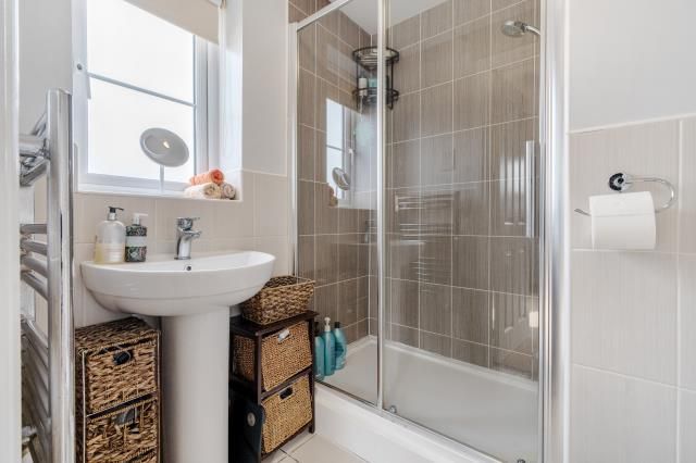 Property photo 2 of 10 En-Suite
