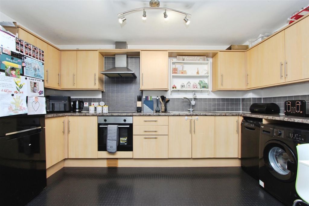 Property photo 3 of 14 Kitchen / Dining Room