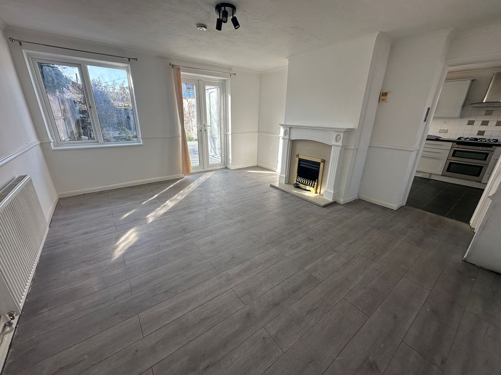 Property photo 2 of 11 Lounge