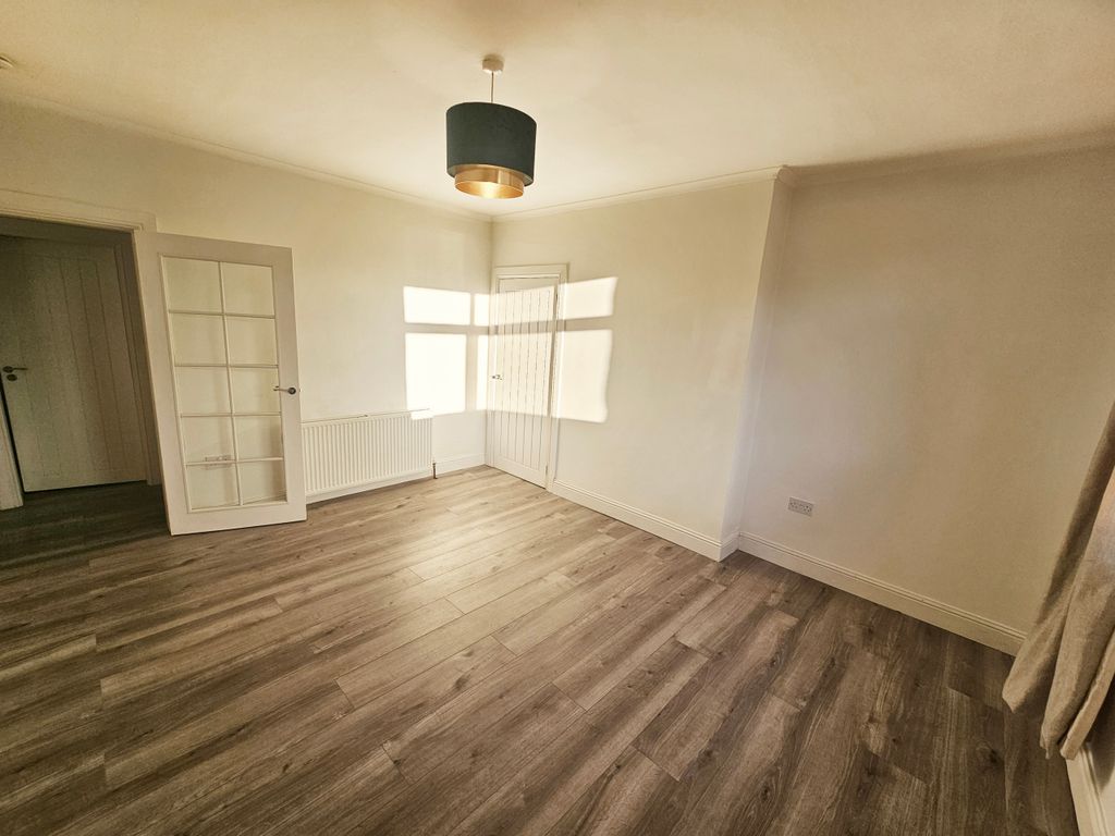 Property photo 3 of 10 Lounge 2