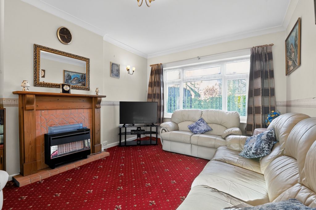 Property photo 3 of 19 Lounge