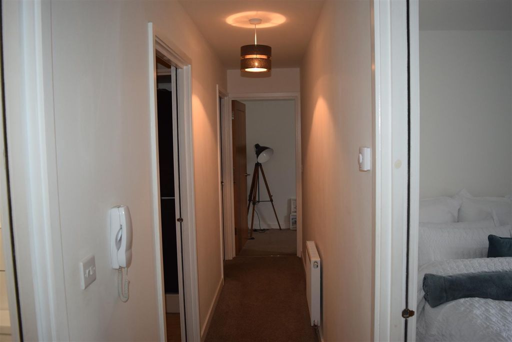 Property photo 2 of 11 Hallway
