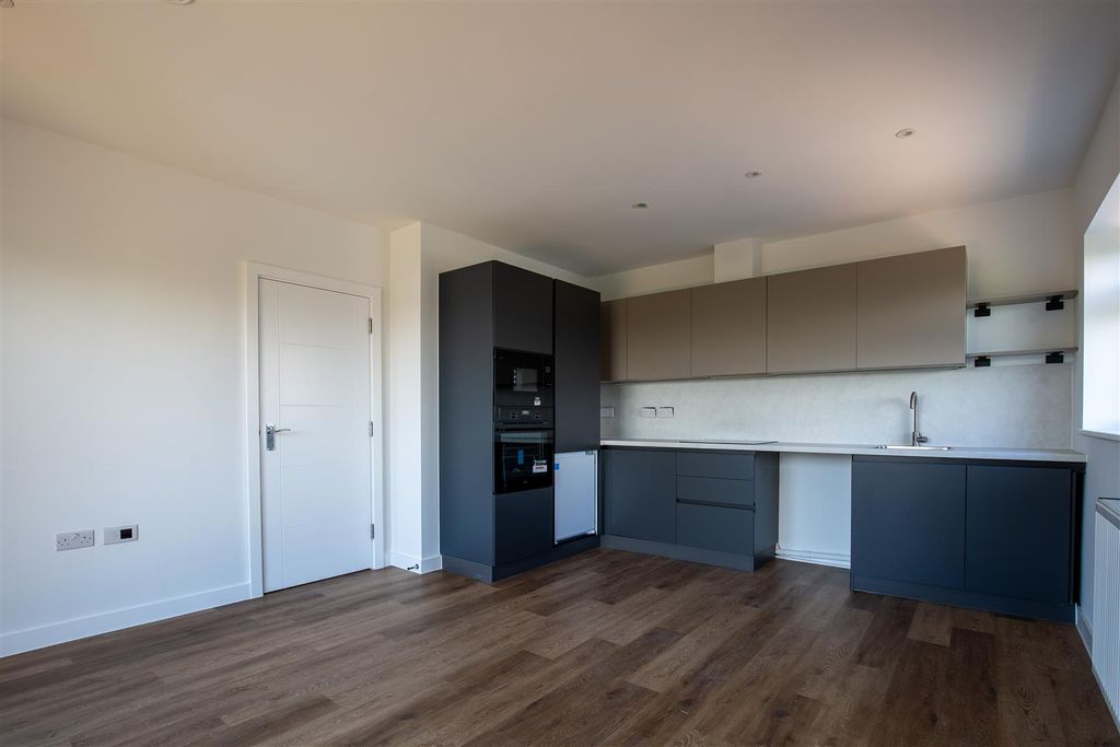 Property photo 2 of 11 Wimbledon Flat-14.Jpg