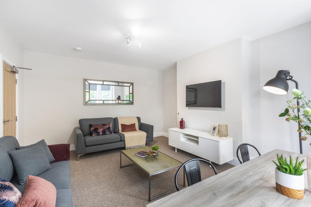 Property photo 2 of 9 Bright, Modern Living Room With Comfortable Sofas,...