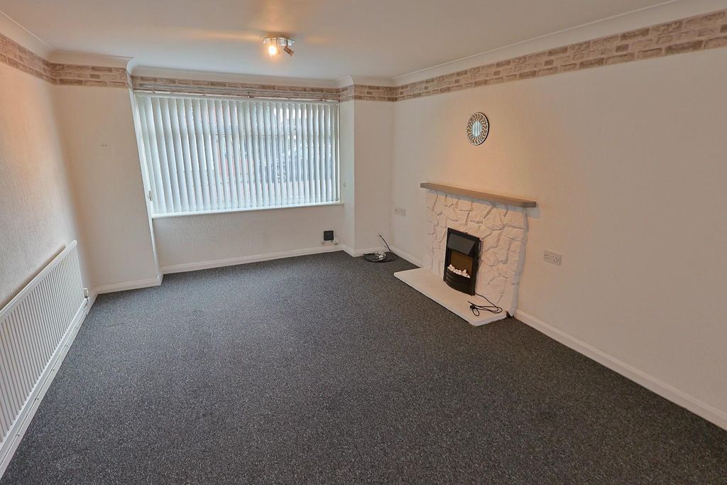 Property photo 3 of 14 Lounge