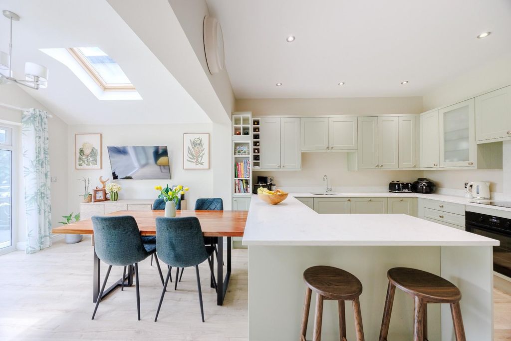 Property photo 2 of 27 Kitchen / Diner