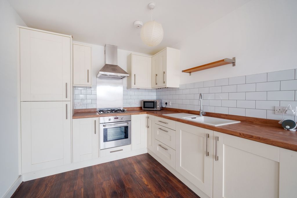Property photo 3 of 17 Kitchen