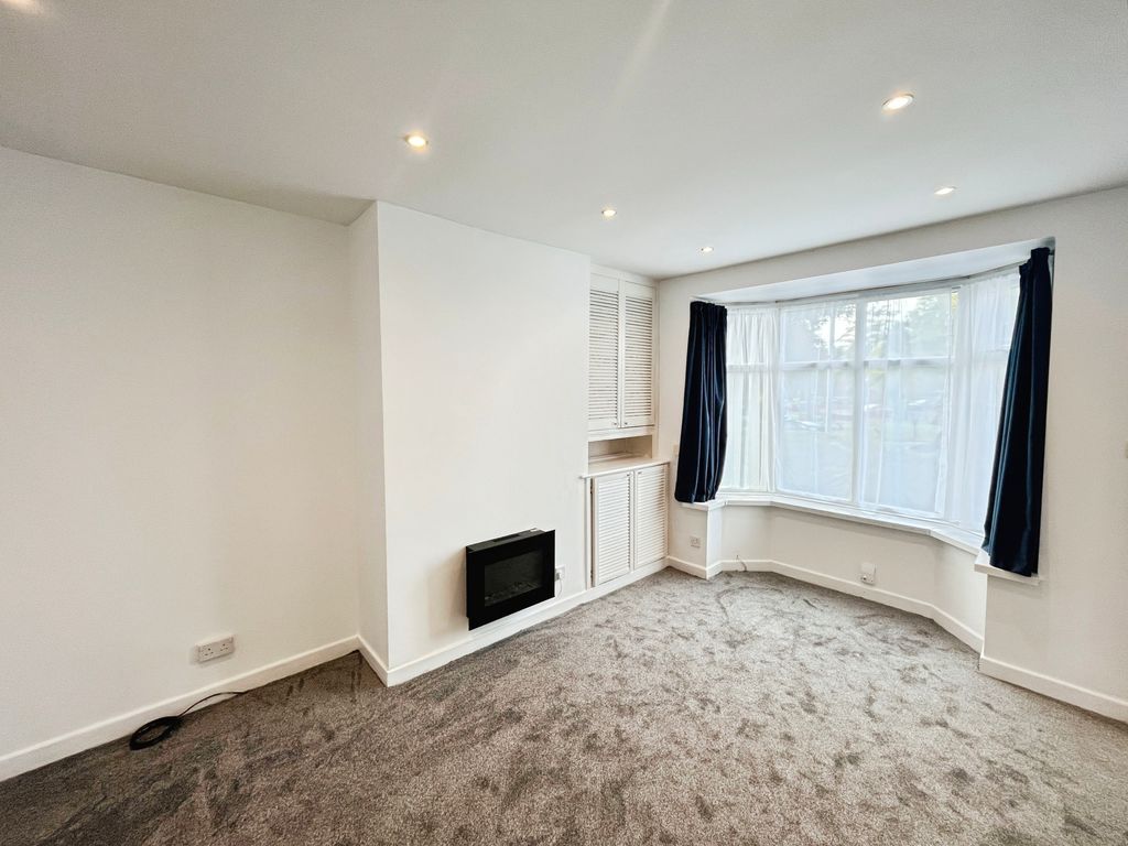 Property photo 3 of 11 Lounge
