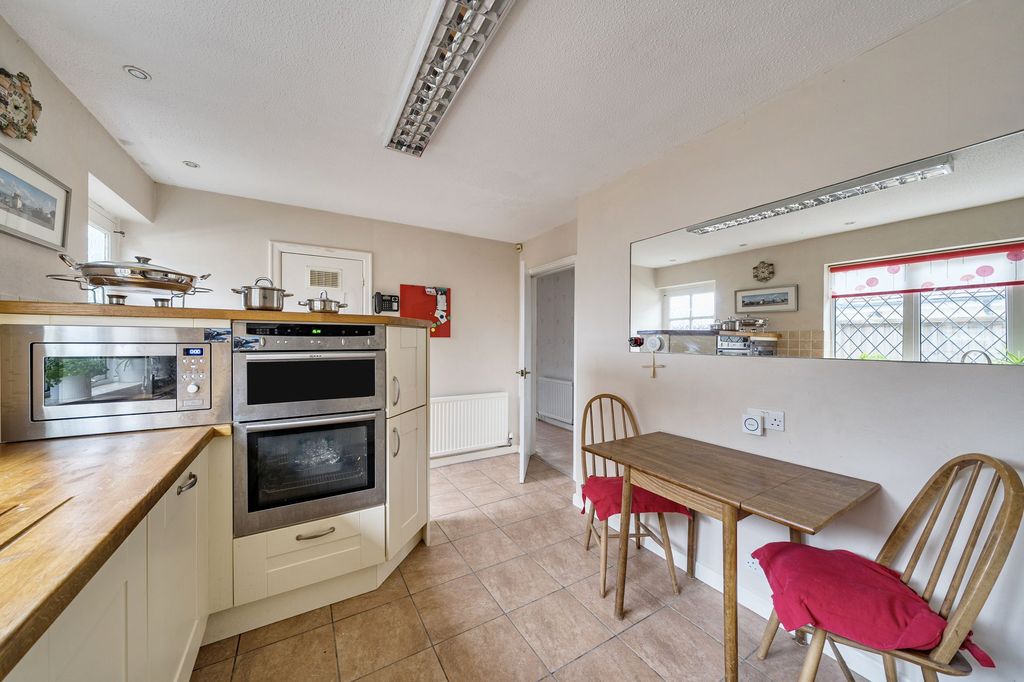 Property photo 3 of 19 Kitchen