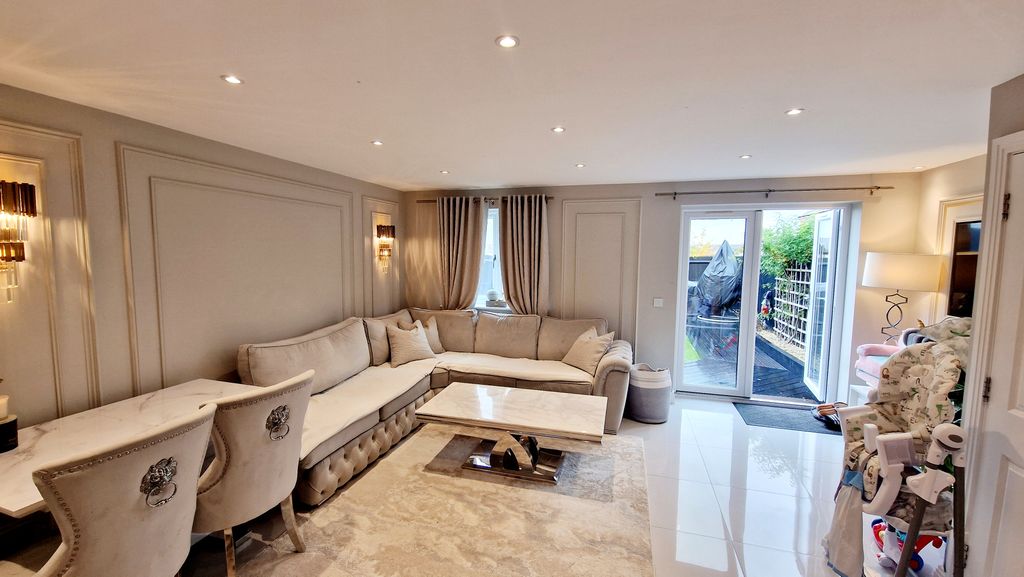 Property photo 1 of 9 Living Room