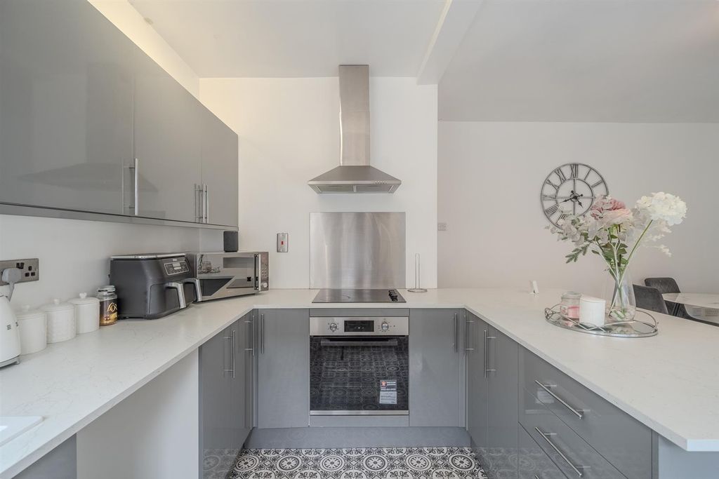 Property photo 3 of 18 173 Manor Road-10.Jpg