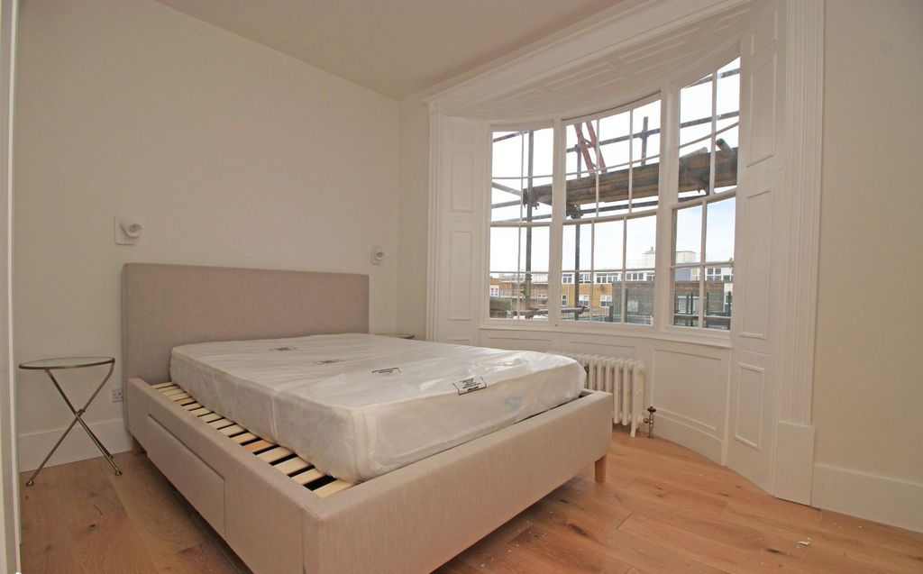 Property photo 3 of 9 Flat 3