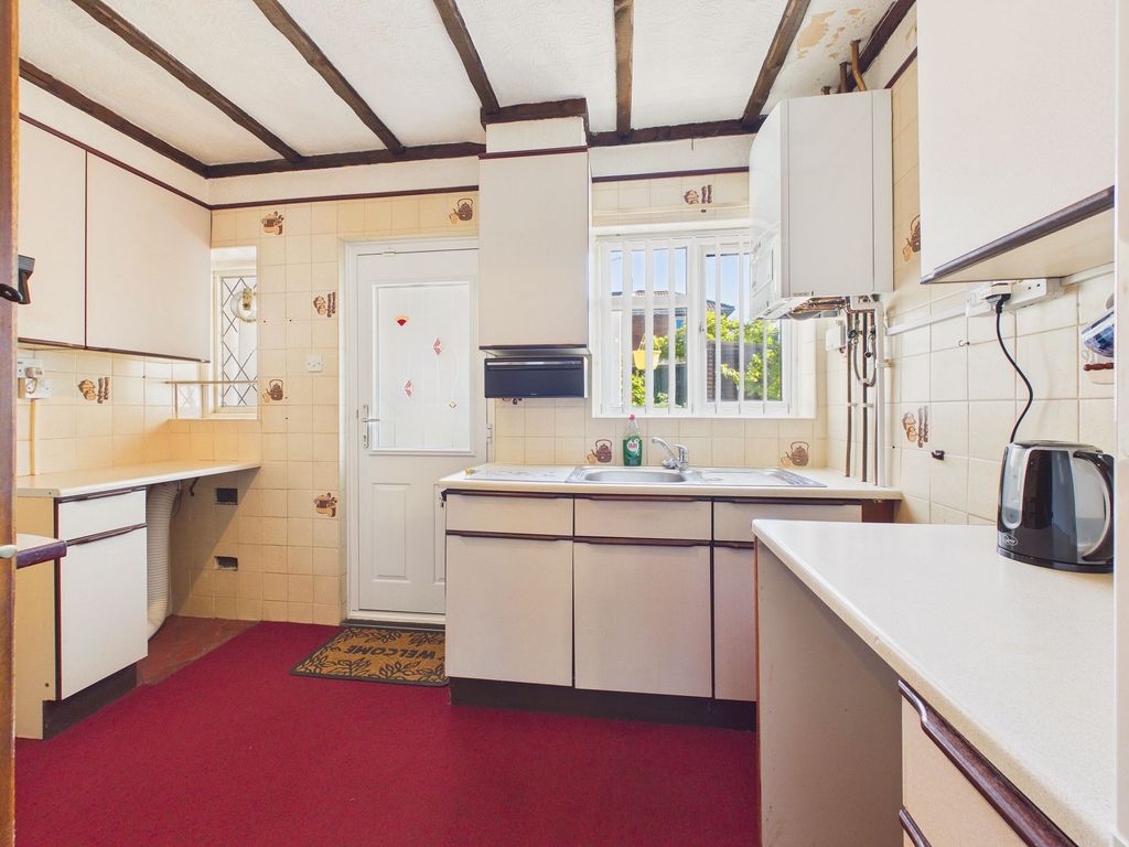 Property photo 3 of 10 Kitchen