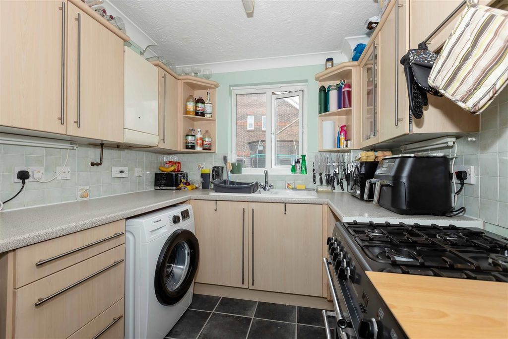 Property photo 3 of 15 Rees Close_7.Jpg