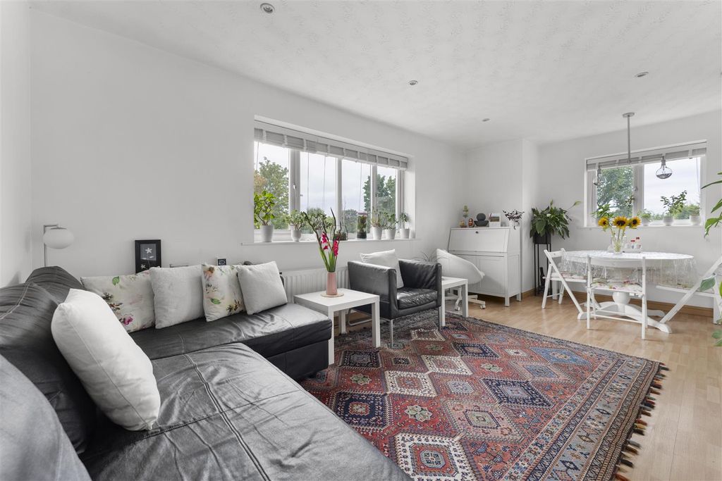 Property photo 2 of 27 Chingford Avenue, E4