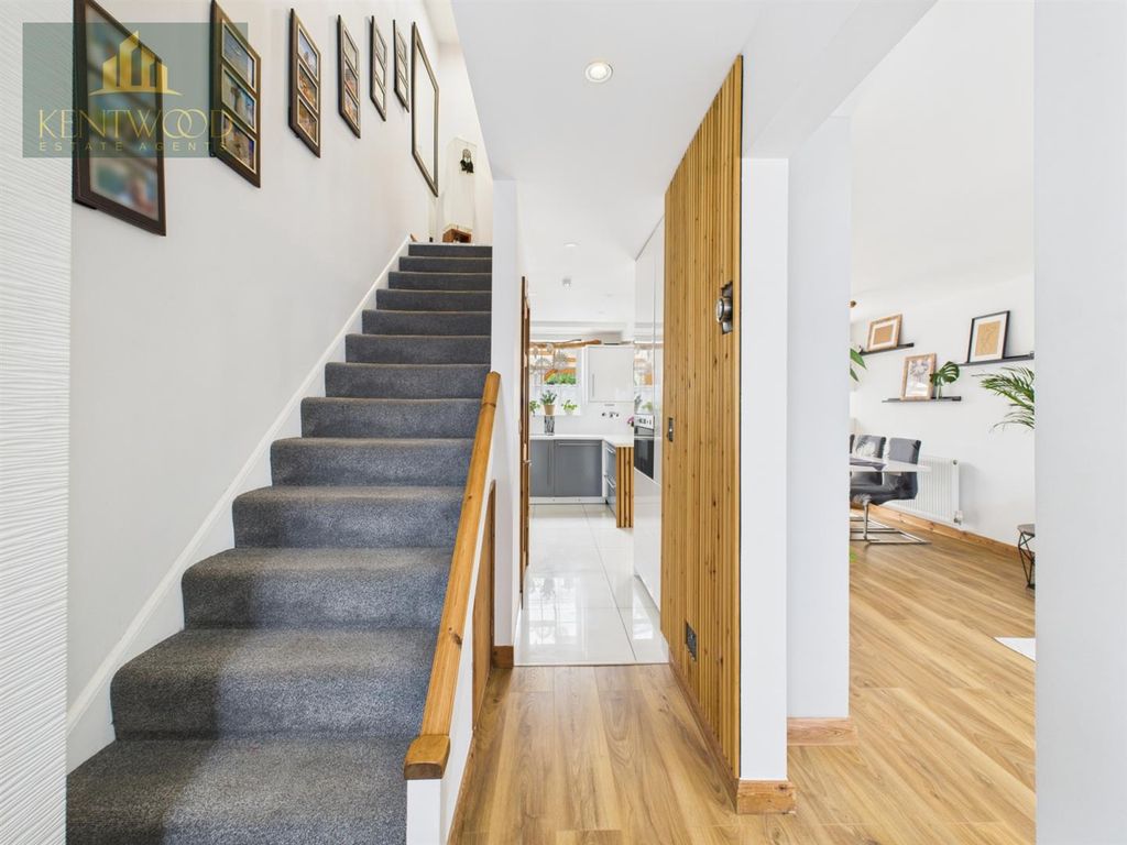 Property photo 2 of 22 Immaculate 3-Bed Mid-Terrace Home With Loft Room &amp;