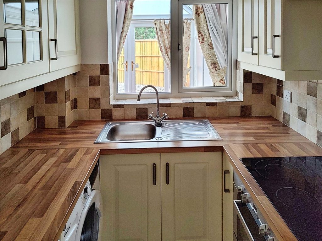 Property photo 3 of 9 Kitchen