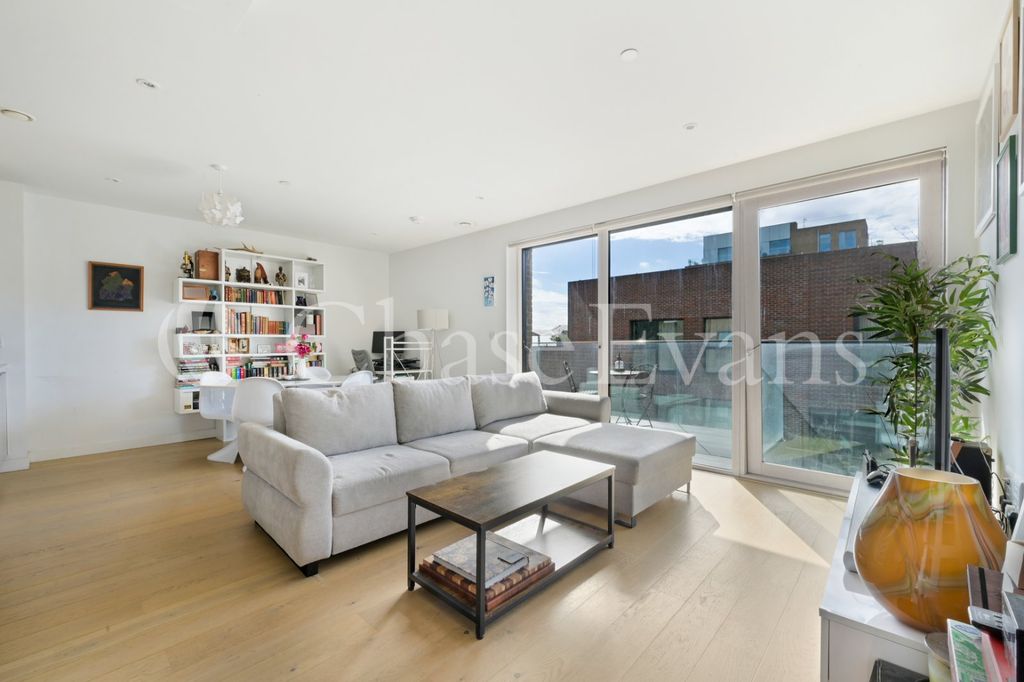 Property photo 1 of 10 Living