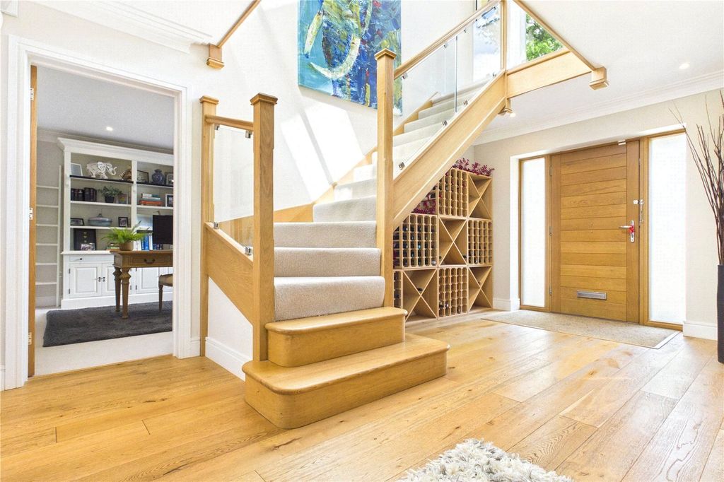 Property photo 2 of 33 Entrance Hall