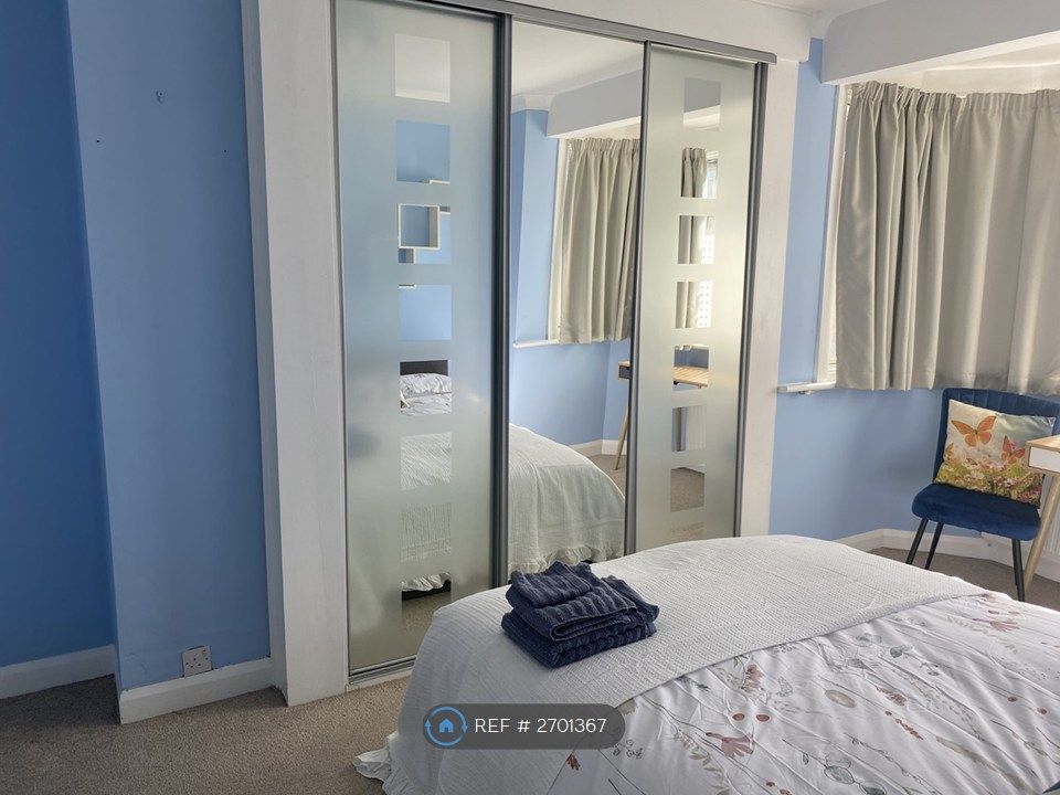 Property photo 2 of 20 1st Floor Double Bedroom With Built-In Wardrobe