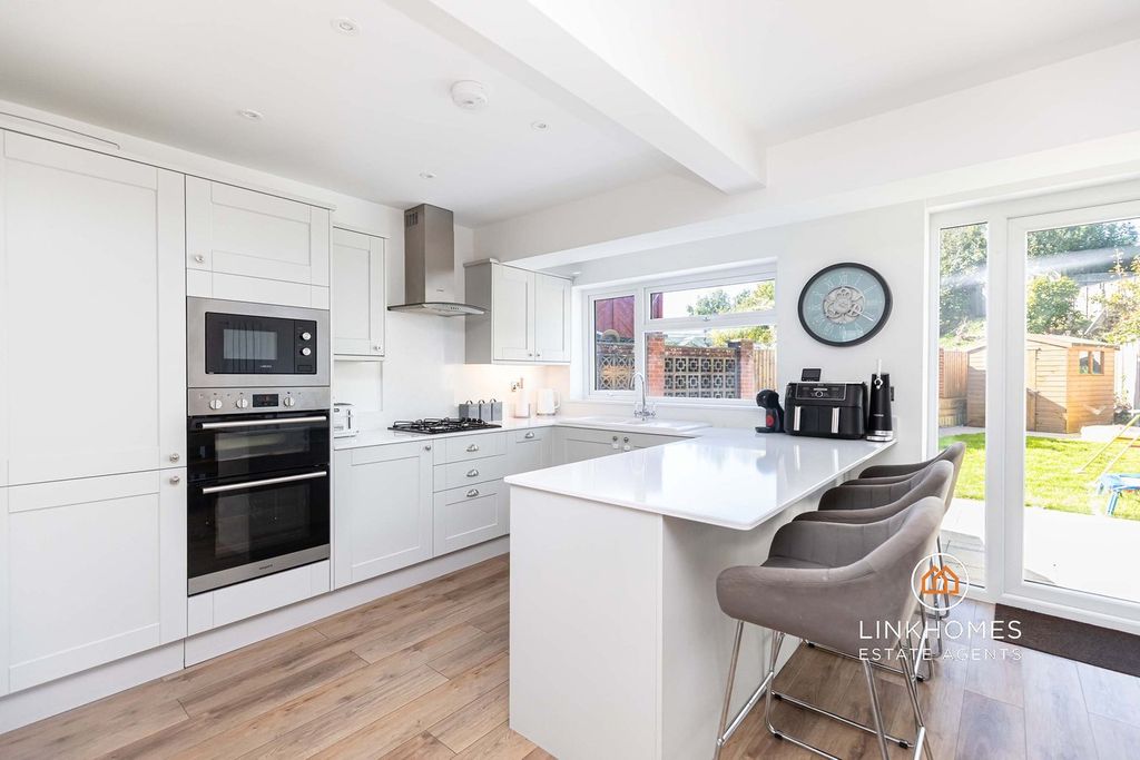 Property photo 2 of 25