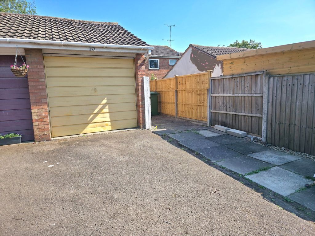 Property photo 3 of 11 Garage/Driveway