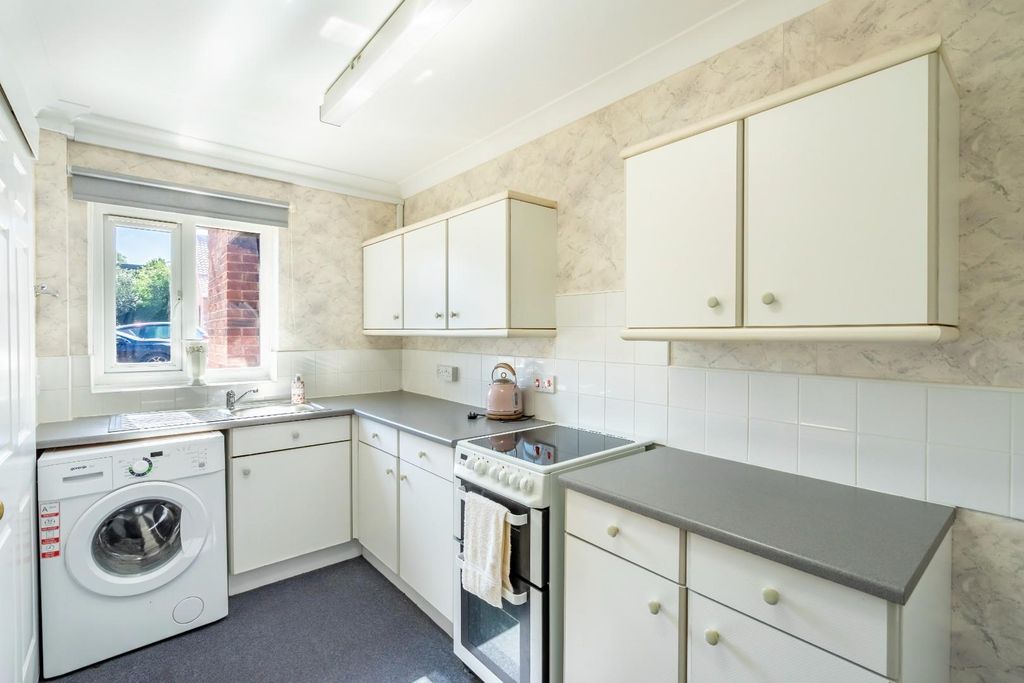 Property photo 3 of 9 Kitchen