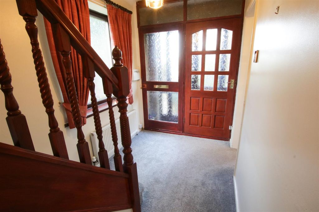 Property photo 3 of 21 Entrance Hall