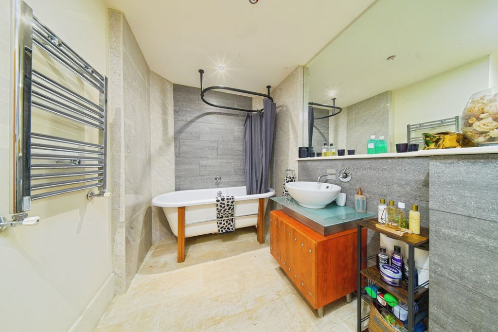 Property photo 3 of 15 Bathroom