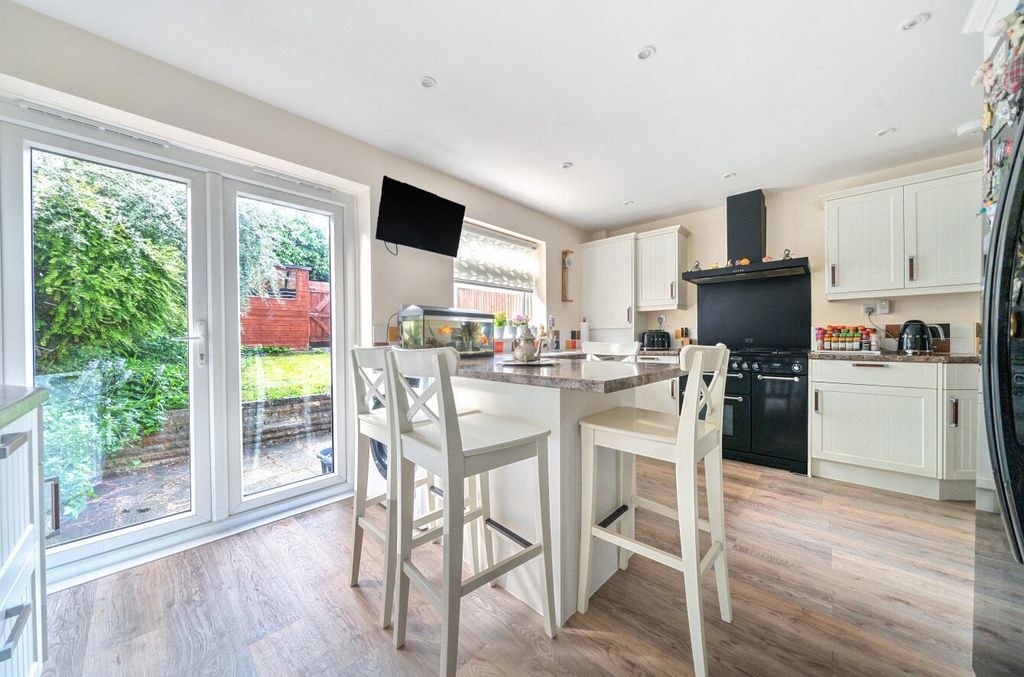 Property photo 3 of 18 17-681515869B2c0-...