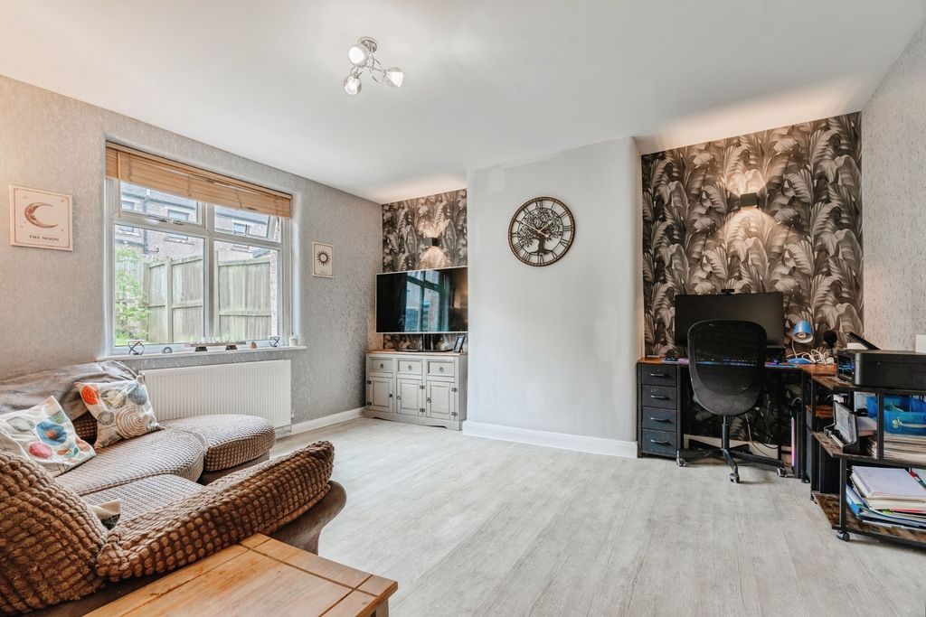 Property photo 3 of 20 Pbox-Img.Jpg